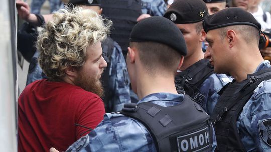 Navaľného v Rusku odsúdili na 10 dní väzenia za účasť na nepovolenom proteste