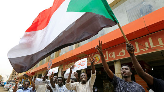 Zosadeného sudánskeho prezidenta Umara Bašíra obvinil prokurátor z korupcie