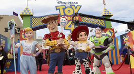 Zľava: Postavičky animovaného filmu Toy Story 4 v "životnej" podobe - Bo Peep, Woody, Forky, Jessie a Buzz Lightytear.