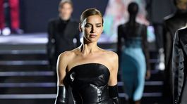 Irina Shayk sa domov neponáhľa! Radšej zamierila v podväzkoch na mólo
