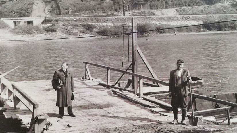 Na archívnej snímke kompa, ktorá slúžila...