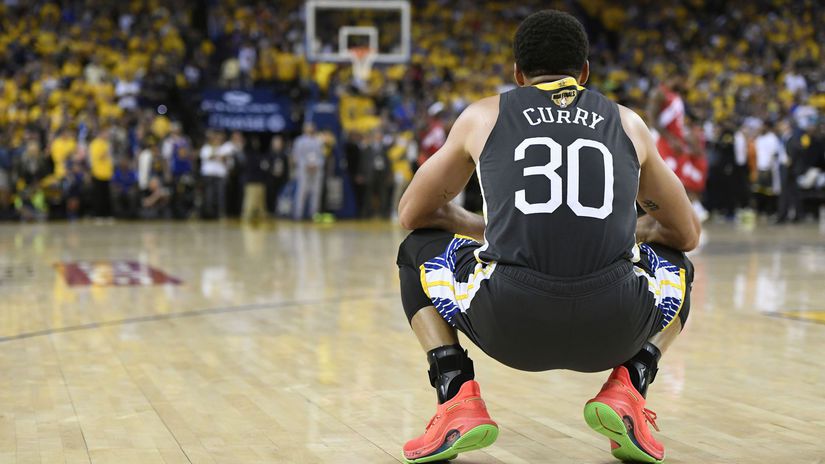 Hviezda Golden State Stephen Curry počas...