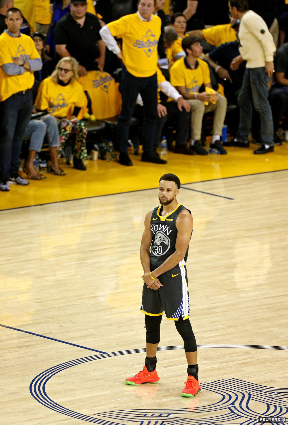 Sklamaný Stephen Curry z Golden State počas...