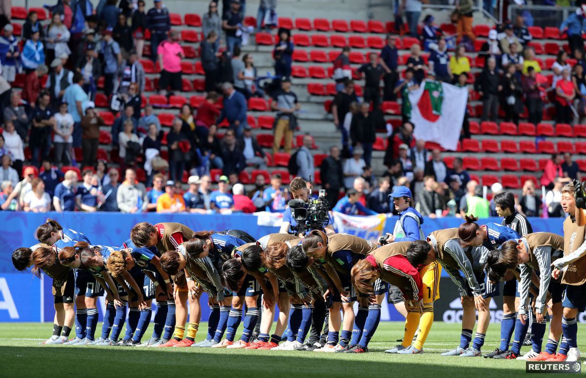 Japonské futbalistky ďakujú fanúšikom po...