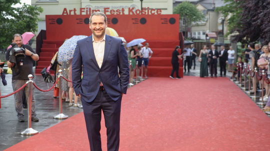 Herec Martin Mňahončák počas príchodu na...