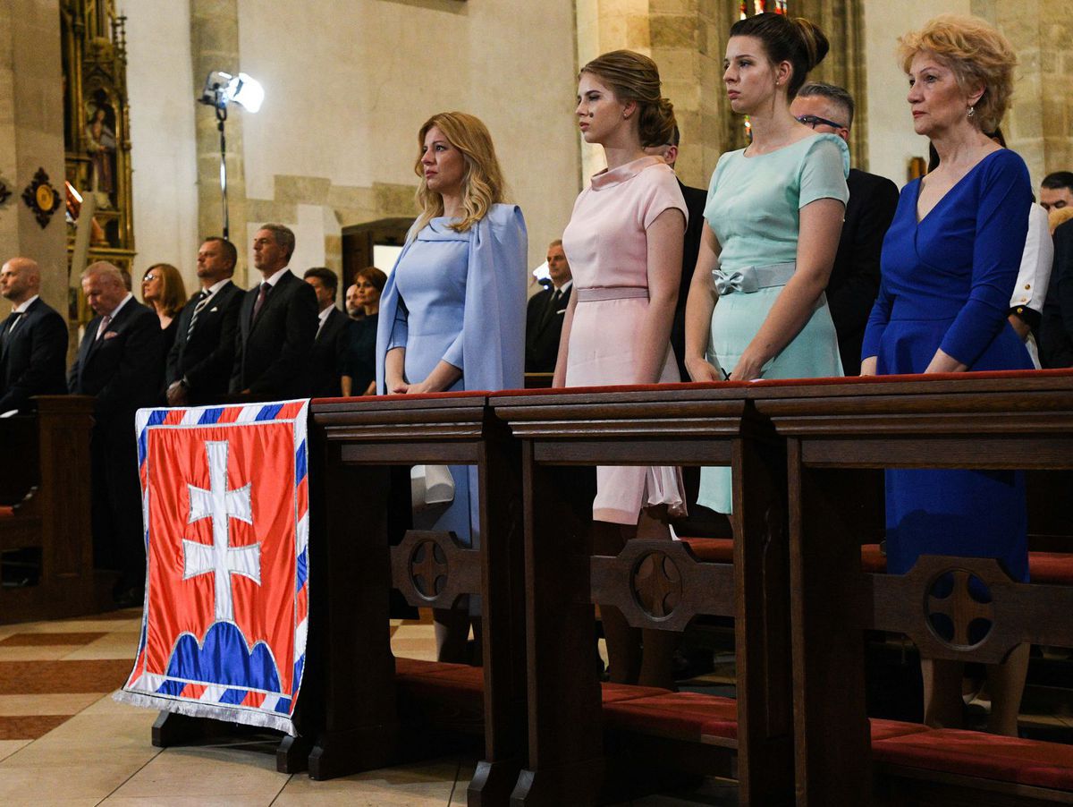 Nová prezidentka SR Zuzana Čaputová, vedľa nej...
