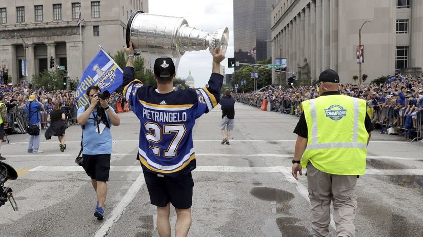 Kapitán St. Louis Alex Pietrangelo počas osláv...