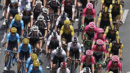 Veľký favorit Tour preteky nedokončil. Urazil sa pre pohárik vína