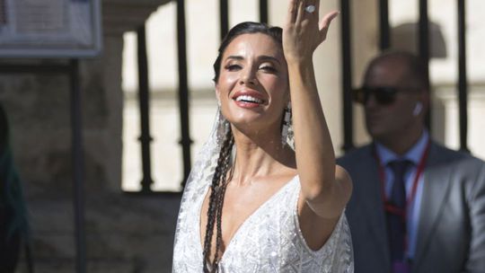 Moderátorka  Pilar Rubio po obrade v katedrále...