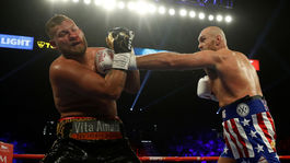 Knokaut a víťazný spev. Fury v súboji nezdolaných zničil Nemca 