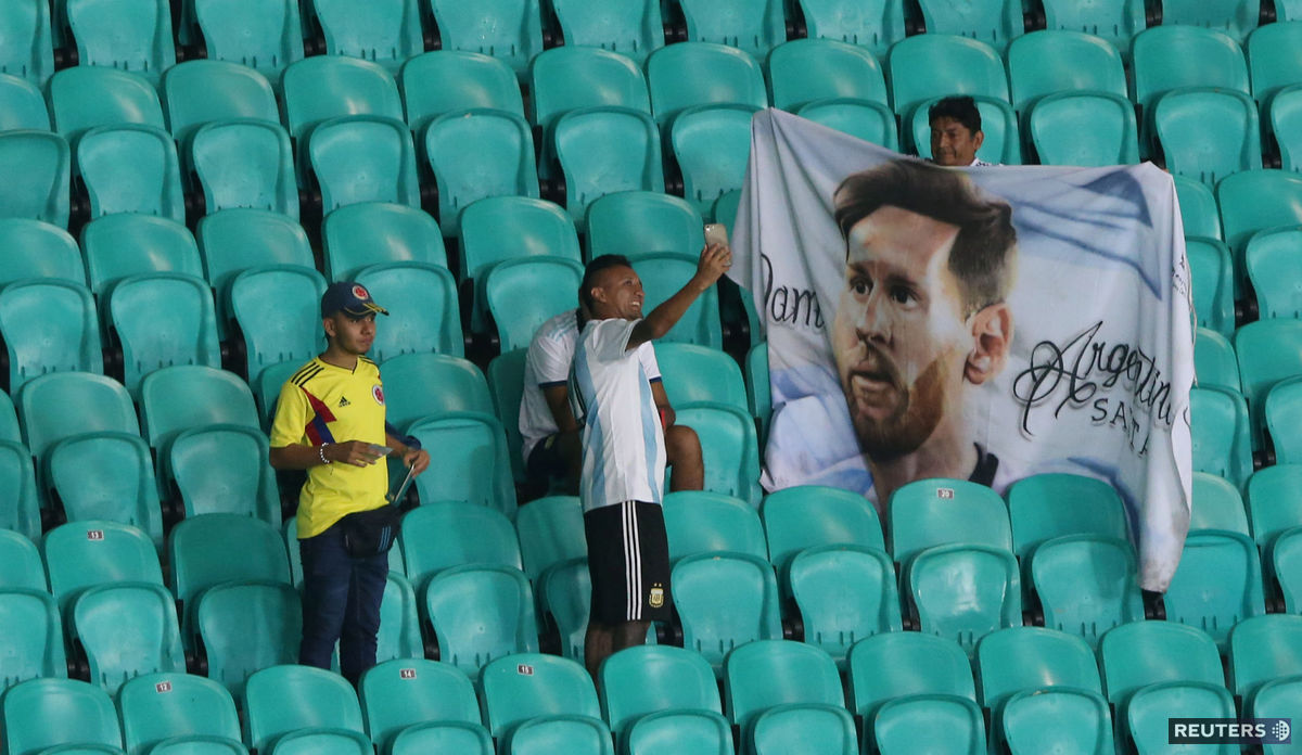 Fanúšikovia držia držia vlajku s podobizňou...