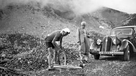 Najčudnejšia Tour. Líder vliekol bicykel na chrbte 145 km a dostal defekt