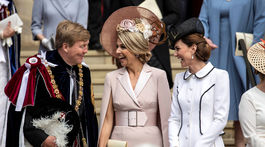 Holandská kráľovná Maxima (vľavo) a Catherine, vojvodkyňa z Cambridge odchádzali z bohoslužby v dobrej nálade.
