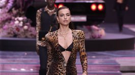 Jedna odvážnejšia než druhá! Irina sa tentoraz odhalila u Versace