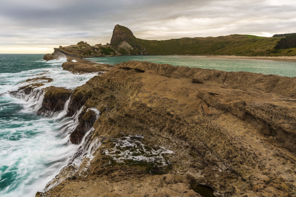 Mnohé miesta na pobreží pôsobia ťažko dostupne...
