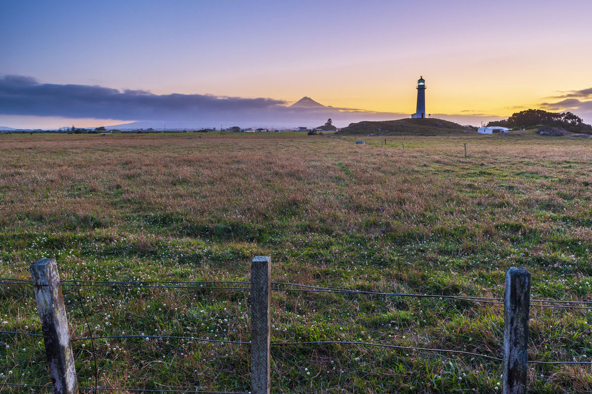 Svetelný maják Cape Egmont v pozadí s vulkánom...