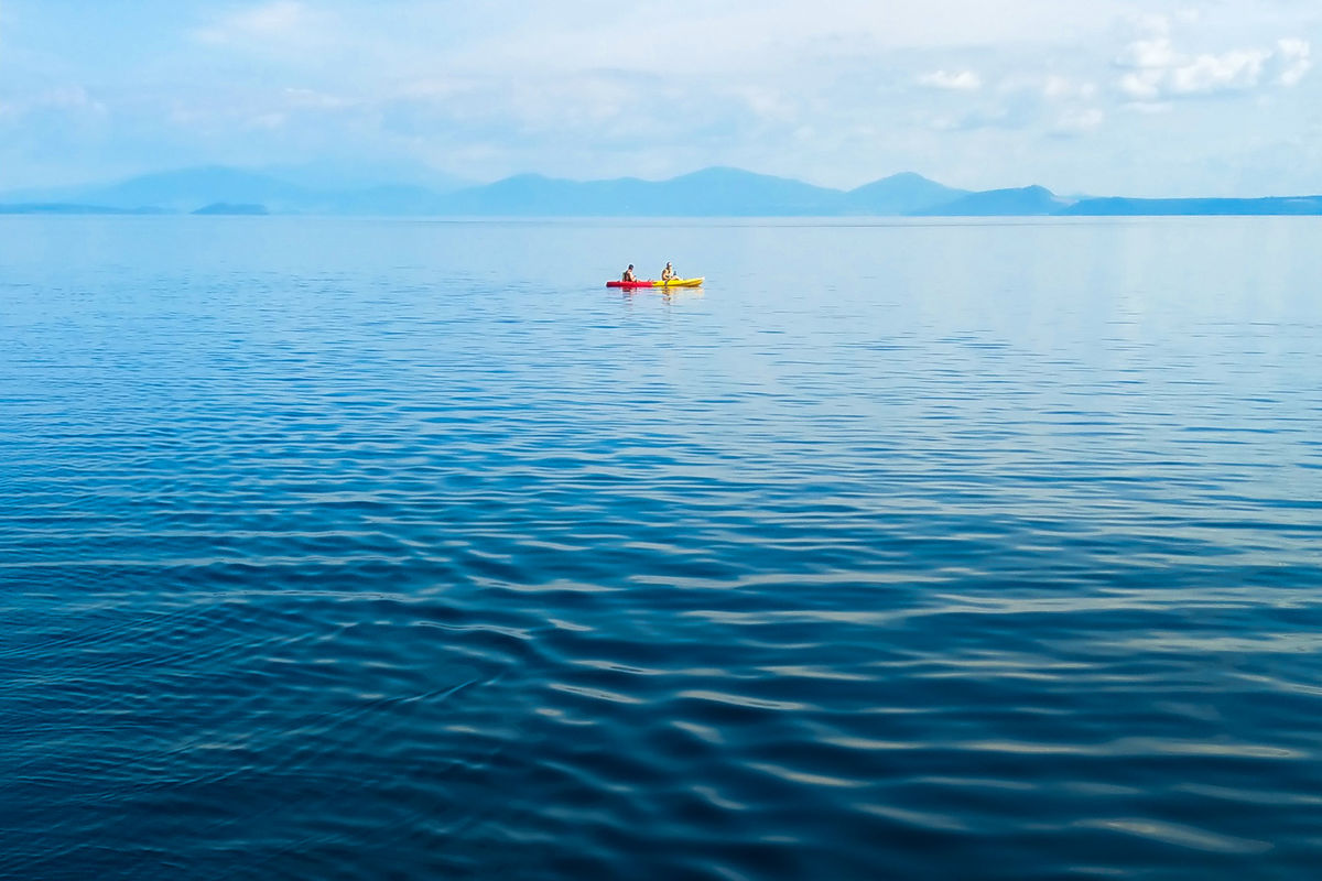 Plavba po jazere Taupo v malom kanie je...