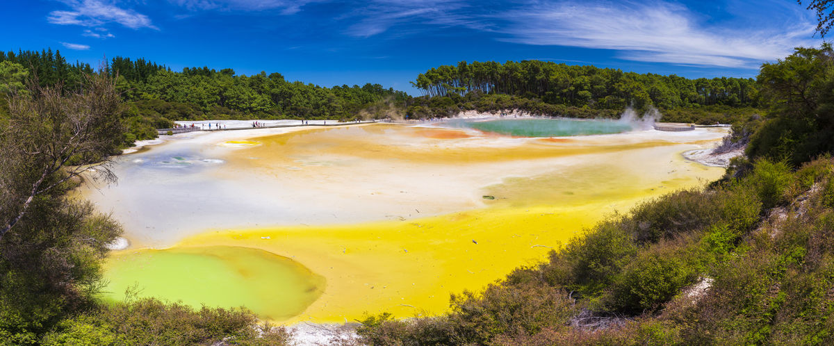 Geotermálna aktivita, ktorá je charakteristická...
