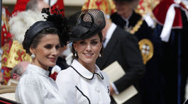 Španielska kráľovná Letizia (vľavo) a vojvodkyňa Kate z Cambridge odchádzali v koči spoločne. 