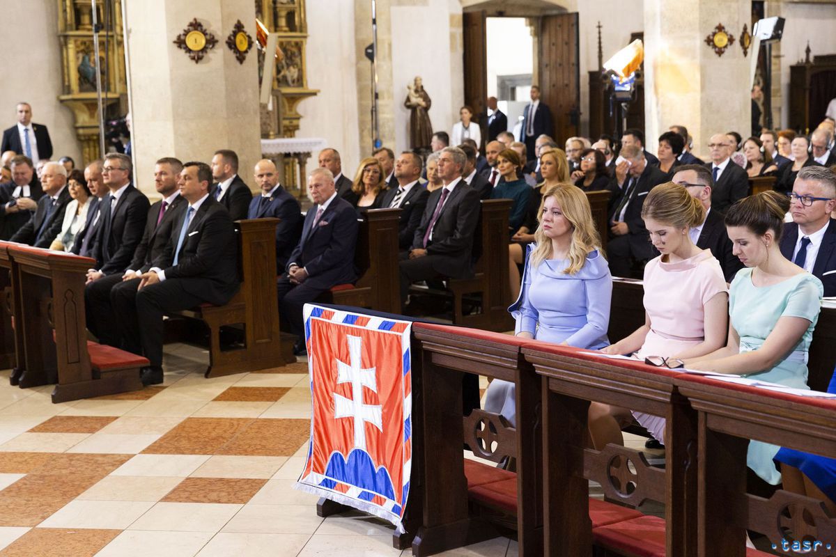 Zuzana Čaputová (tretia sprava) a jej dcéry...