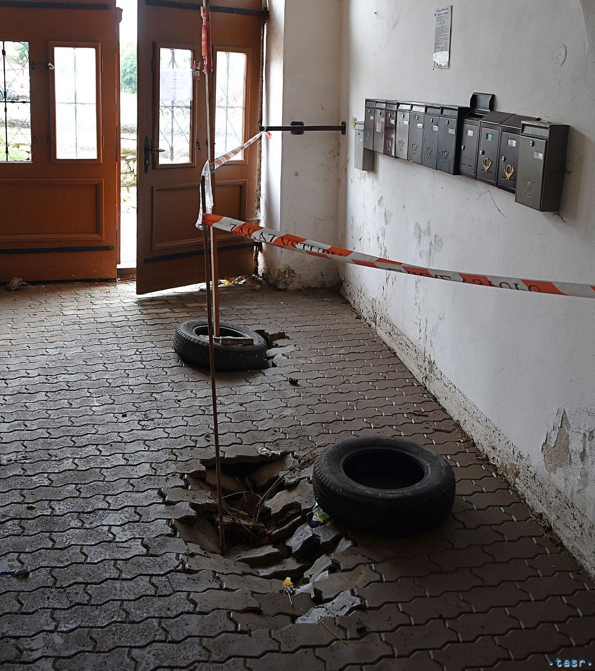 Na snímke po prietrži mračien vodou poškodená...