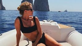 Figúra ako z reklamy! Krásna Rosie vystavila telo v plavkách na Capri