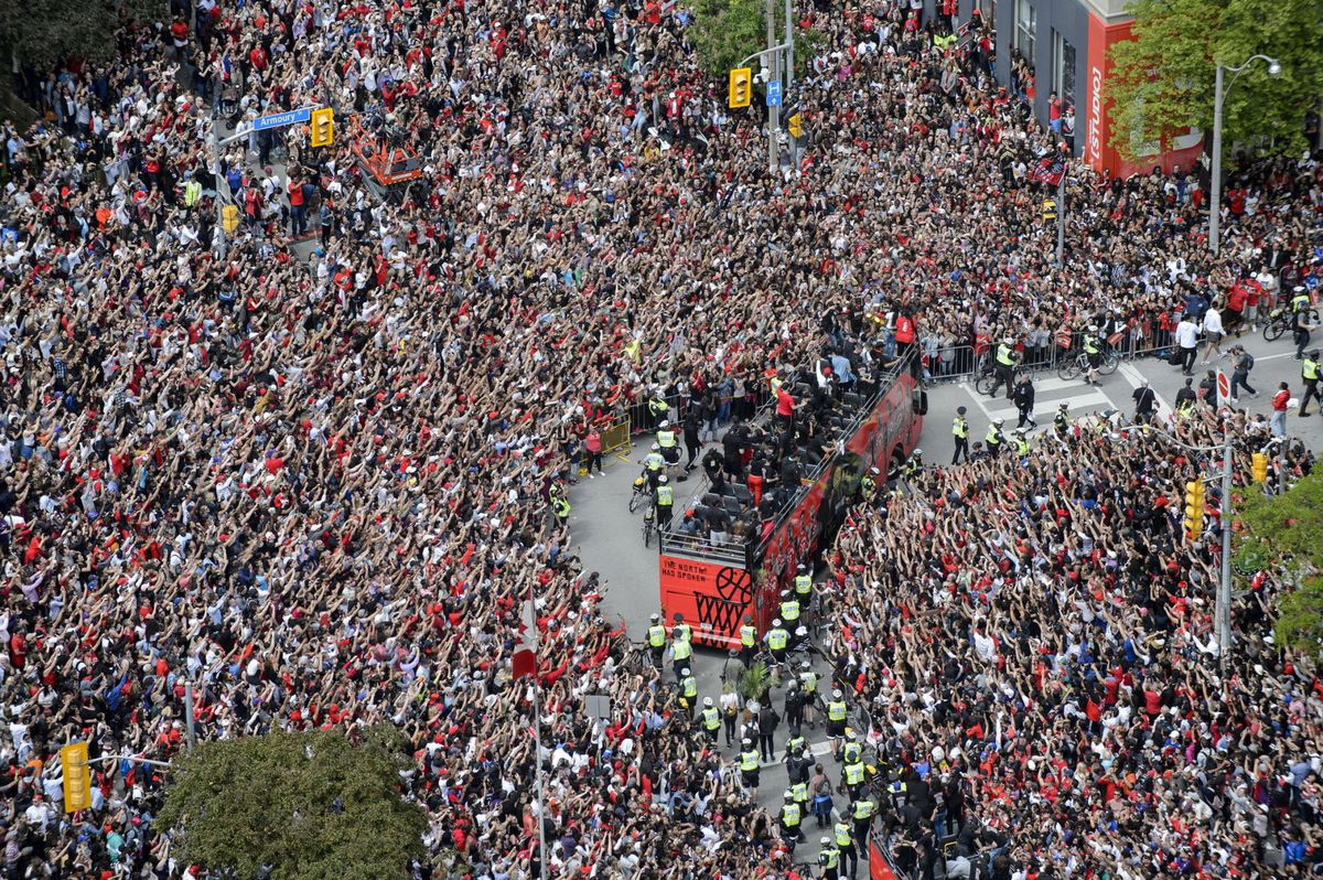 Otvorený autobus s basketbalistami Toronta...