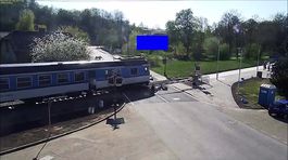 Dráma na železničnom priecestí a záchrana motocyklistu ako v akčnom filme