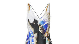 Šaty z hodvábnej zmesi z kolekcie H&M Conscious Exclusive. Predávajú sa za 199 eur. 