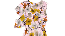 Šaty značky Maje s kvetinovým vzorom a asymetrickým rukávom na jednej strane. Predávajú sa za 165 eur na Net-a-porter.com.