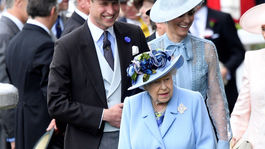 Britská kráľovná Alžbeta II. dorazila na prvý deň dostihov v Ascote vo farbe baby blue.