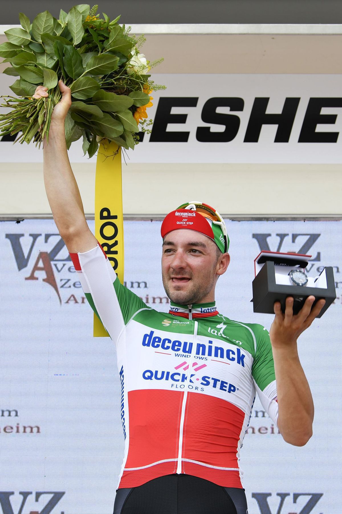 Taliansky šampión Elia Viviani v drese tímu...