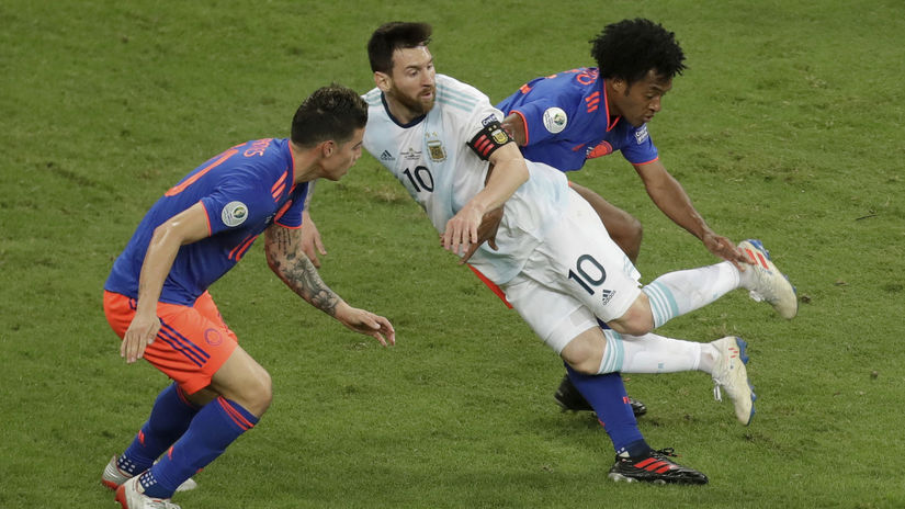 Argentínska hviezda Lionel Messi padá po súboji...