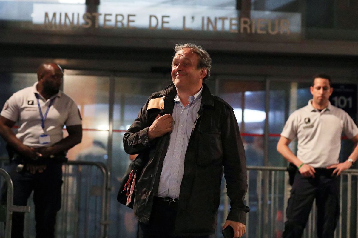 Michel Platini opúšťa policajnú stanicu na...