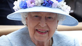 Britská kráľovná Alžbeta II. už tradične stavila na klobúk ozdobený kvetinami. 