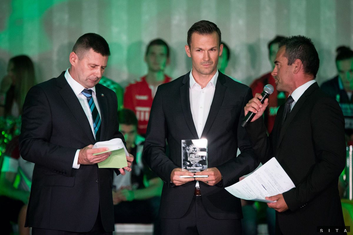 Hlavný rozhodca Ivan Kružliak (uprostred)...