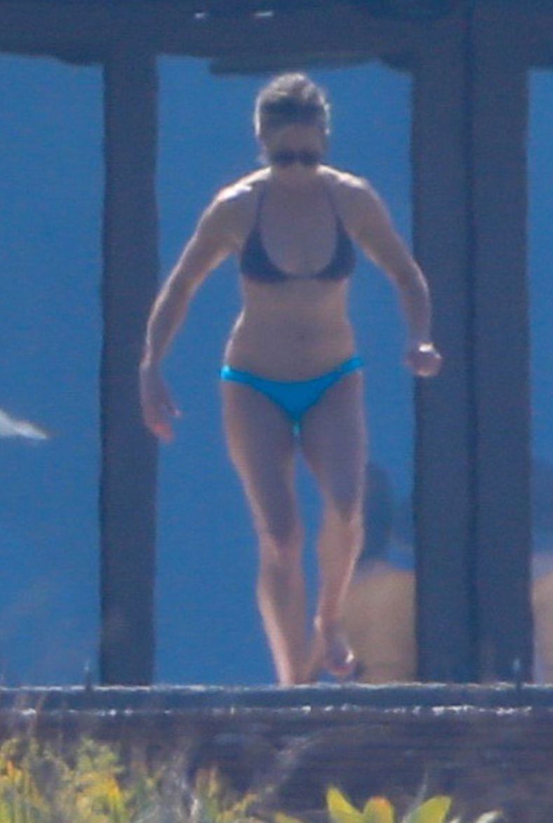Jennifer Aniston v letovisku na pláži v Cabo...