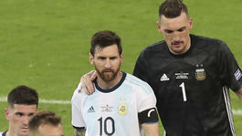 Kolumbia je vo štvrťfinále. Argentínu udržal nažive brankár