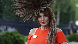 Návštevníčka Ida Di Vico pózuje s klobúkom počas tretieho dňa, ktorý je "Dňom dám" počas dostihového mítingu Royal Ascot na hipodróme Ascot v britskom Berkshire.