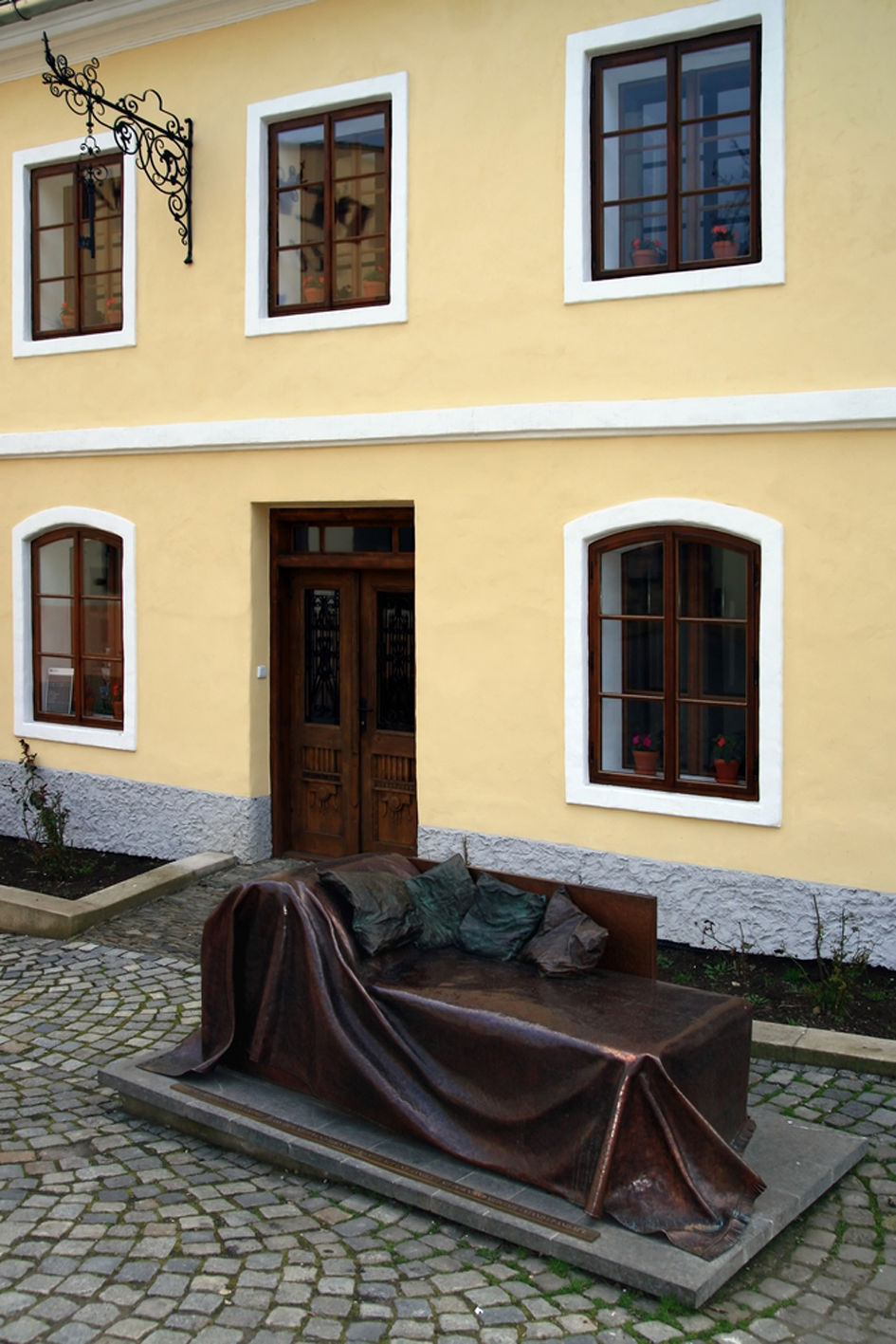 Pred domom nechýba psychoanalytická sofa.