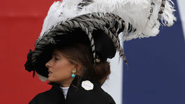 Skutočne opulentný klobúk, tak trošku v štýle muzikálu My Fair Lady, predviedla táto dáma. 