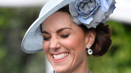 Vojvodkyňa Catherine z Cambridge stavila na klobúk od Philipa Treacyho. 