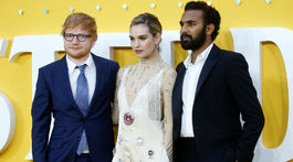 Zľava: Spevák Ed Sheeran, Lily James a Himesh Patel na premiére filmu Yesterday.