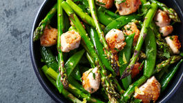 Využite sezónu špargle! Pripravte si citrónové kura so zelenou špargľou