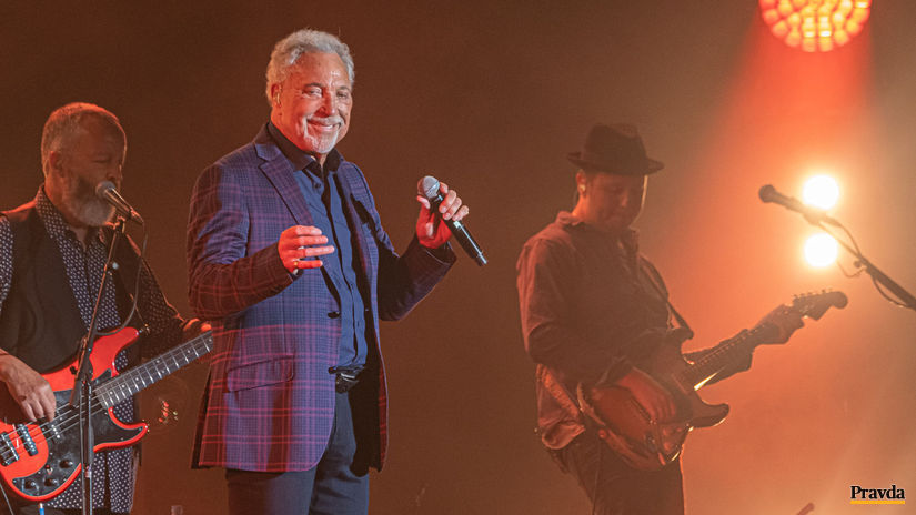 Tom Jones v Bratislave nešetril úsmevmi.