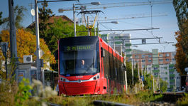 Električkovú dopravu na Obchodnej po vykoľajení električky obnovili