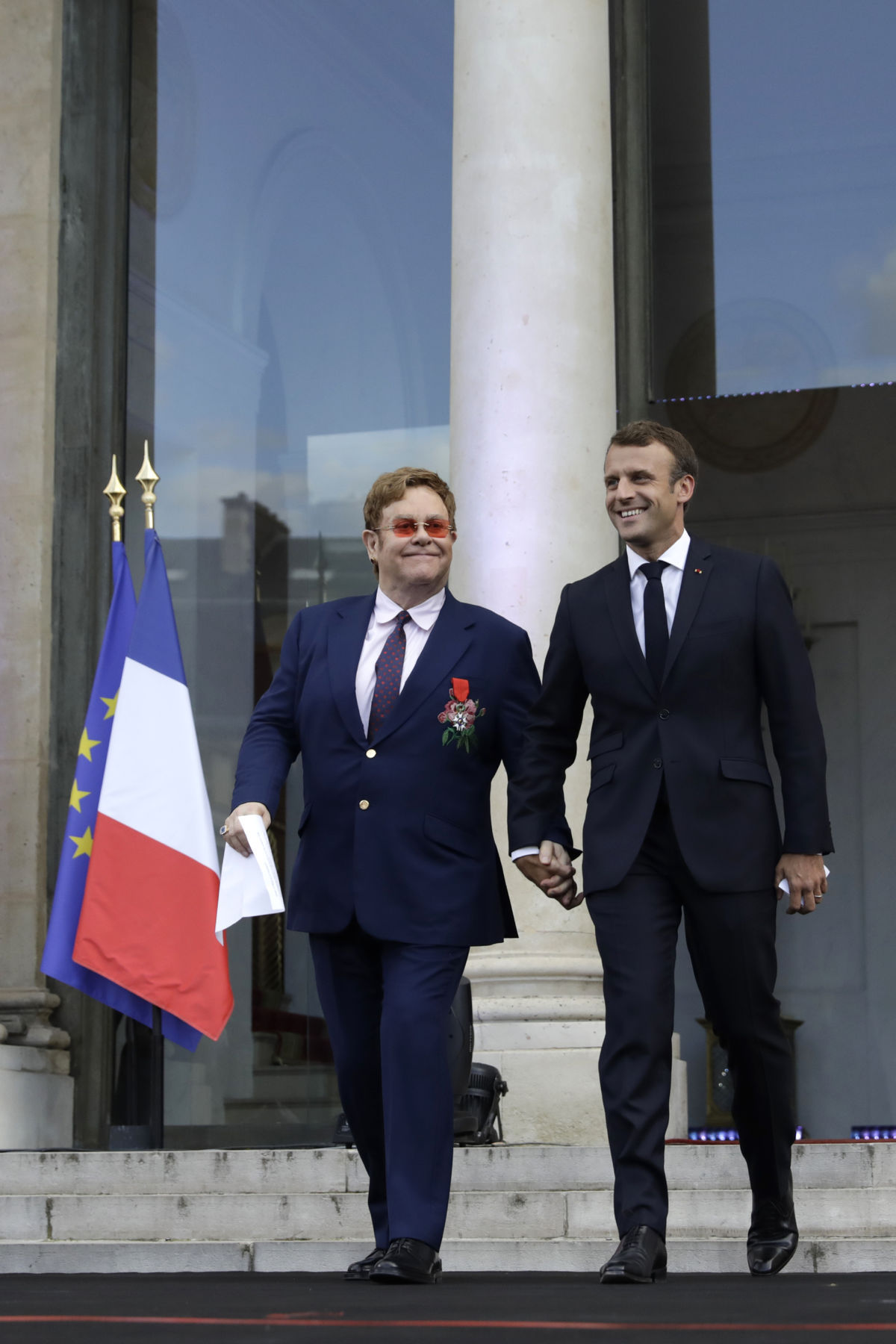 Francúzsky prezident Emmanuel Macron (vpravo)...
