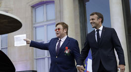 Francúzsky prezident Emmanuel Macron (vpravo) drží za ruku speváka - Sira Eltona Johna pred príhovorom, ktorý dvojica absolvovala v Elyzejskom paláci. 