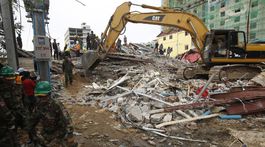 Počet obetí pádu domu v Kambodži stúpol na 28