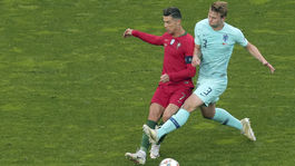 Ronaldo ho ukecal. De Ligt ohrdol Barcelonu a mieri do Juventusu